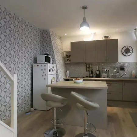 Small House In Belleville Paris